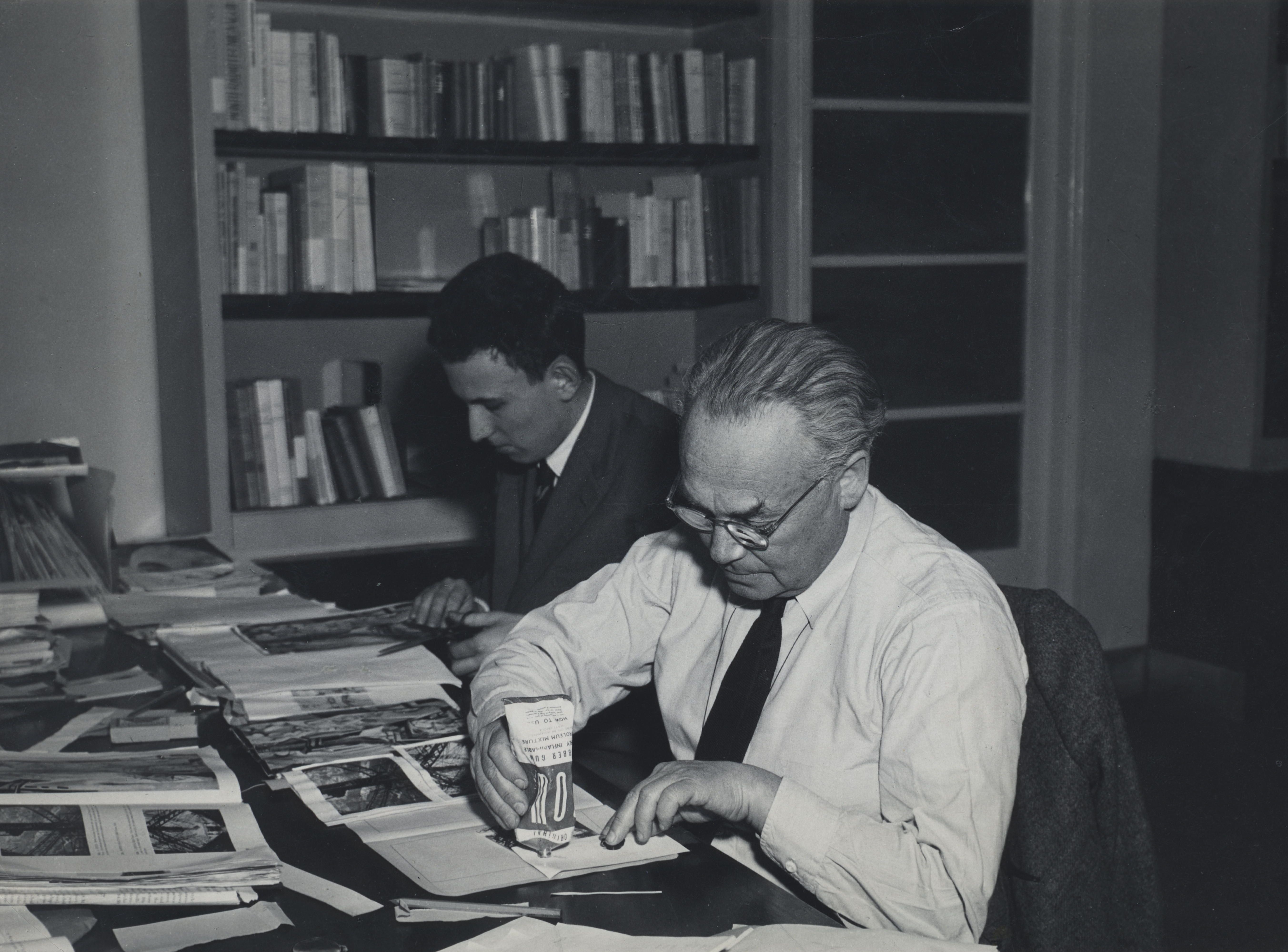 Sigfried Giedion bei der Arbeit im Verlag Ulrico Hoepli in Mailand, August 1961 (gta Archiv / ETH Zürich)